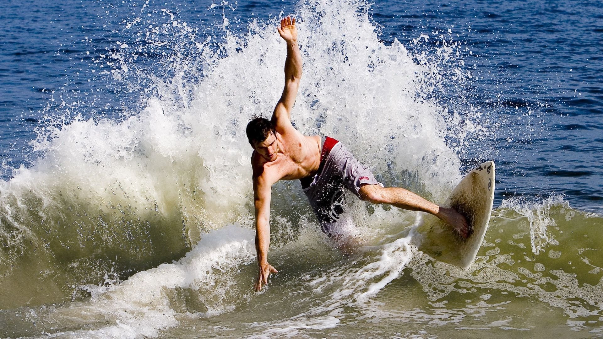 出发弹跳力与速度提升关系，发展弹跳力可以采用的训练方法是