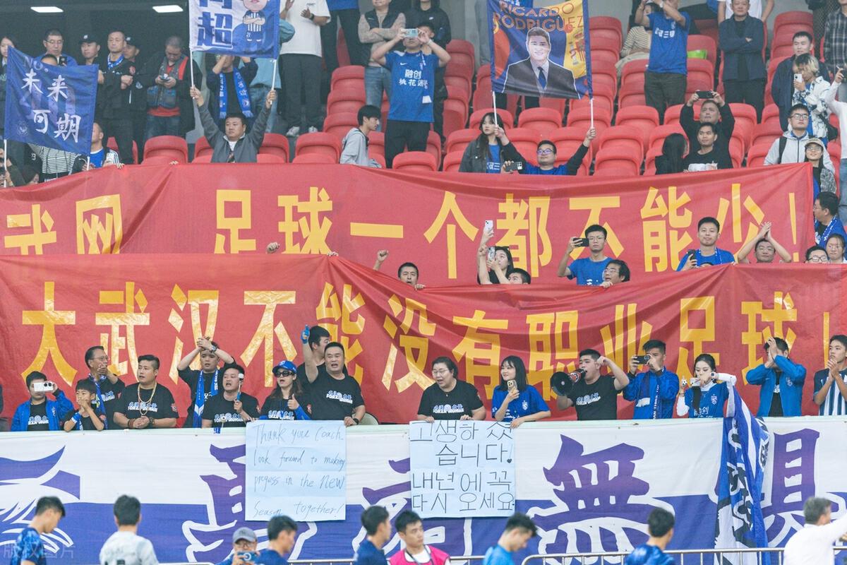 包含爱游戏体育：中超联赛俱乐部新赞助商签约，商业价值创新高的词条