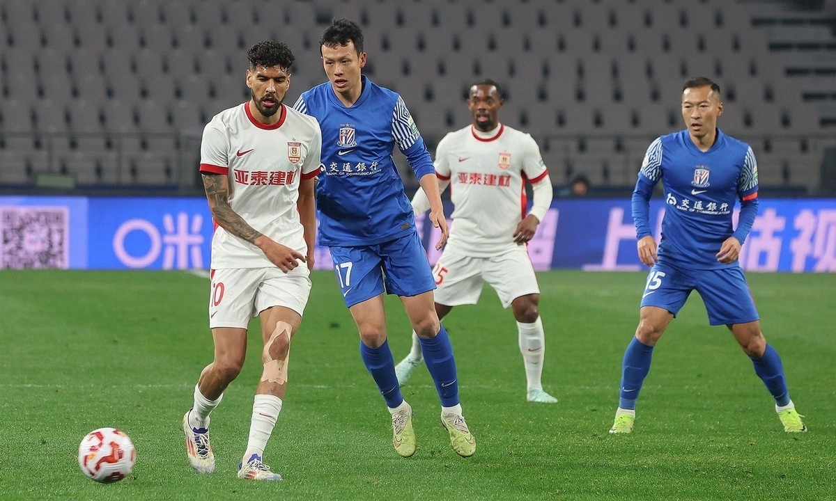 爱游戏体育：中超联赛揭幕战现“争议判罚”，VAR技术再成焦点的简单介绍